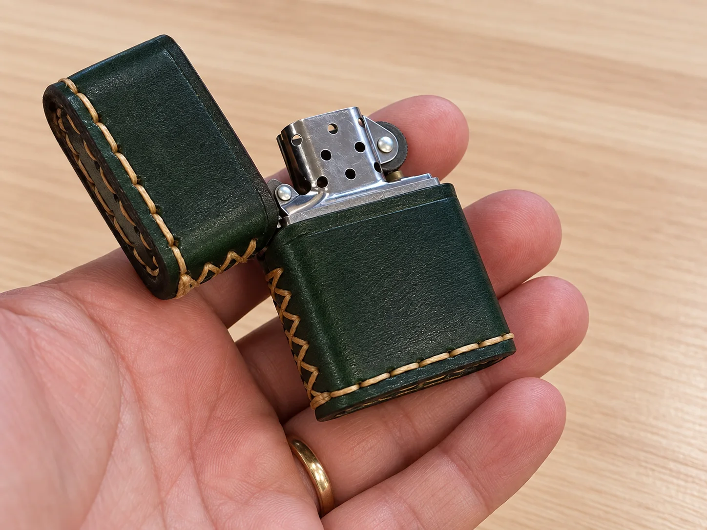 Zielone skórzane etui do Zippo