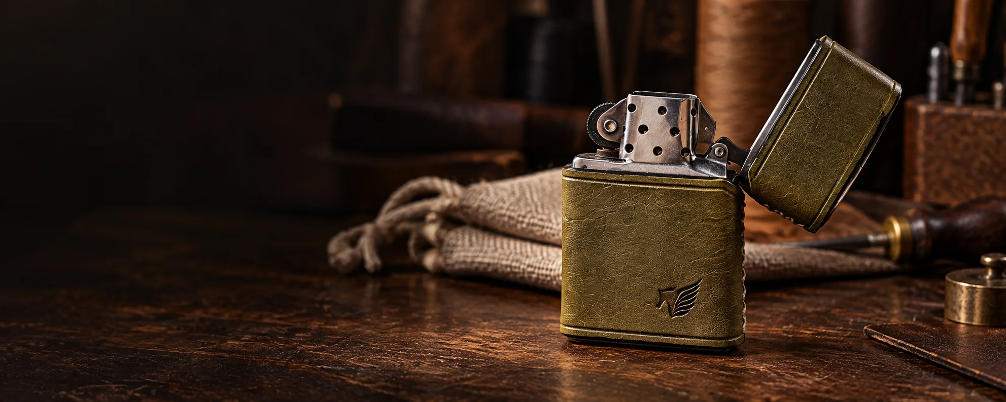 Ręcznie obszyta skórą zapalniczka typu Zippo na stole kaletniczym